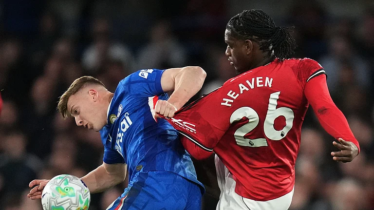 Chelsea's Liam Delap, left, and Manchester United's Ayden Heaven challenge for the ball during the English Premier League soccer match between Chelsea and Manchester United in London, Saturday, April 18, 2026. - (AP Photo/Kirsty Wigglesworth)