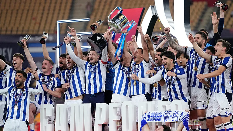 Real Sociedad's team players celebrate with the trophy after the Copa del Rey final soccer match between Atletico Madrid and Real Sociedad in Seville, Spain, early Sunday, April. 19, 2026. - (AP Photo/Jose Breton)