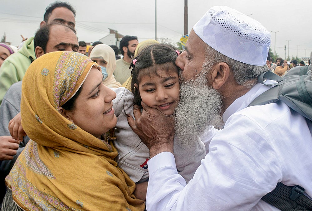 First batch of Hajj pilgrims depart for Mecca in Srinagar