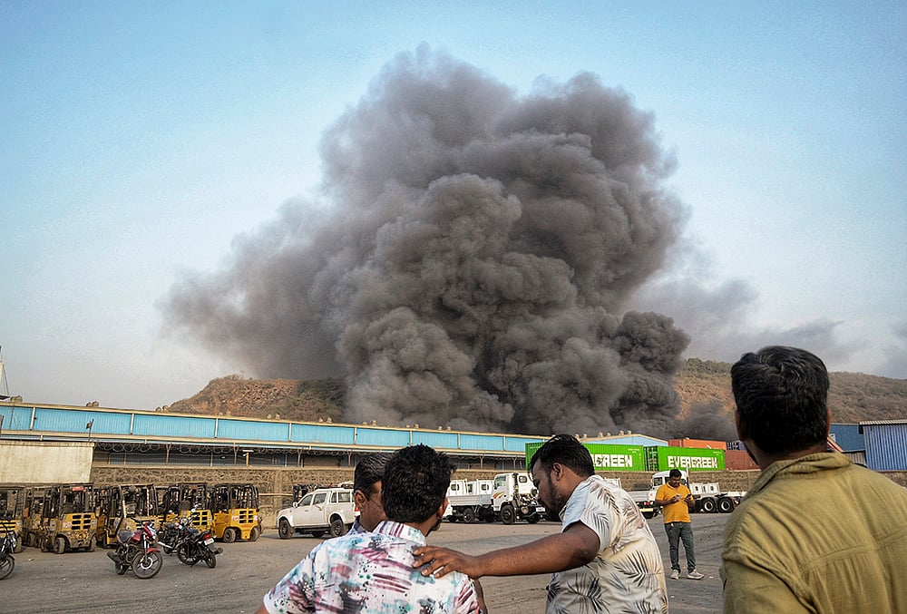 Navi Mumbai: Thick smoke billows after warehouse fire