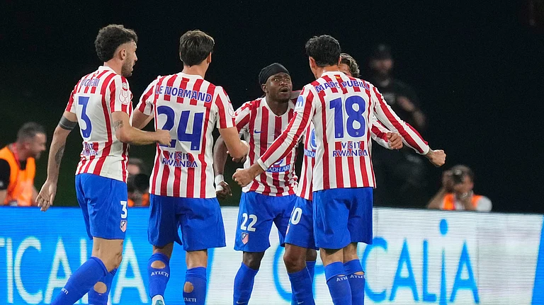 Atletico Madrid's Ademola Lookman, centre, celebrates with teammates after scoring his side's first goal during the Copa del Rey final soccer match between Atletico Madrid and Real Sociedad in Seville, Spain, Saturday, April. 18, 2026. - (AP Photo/Jose Breton)