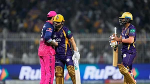 (AP Photo/Bikas Das) : Rajasthan Royals' captain Riyan Parag, left, congratulates Kolkata Knight Riders' Rinku Singh after Kolkata Knight Riders won the Indian Premier League cricket match against Rajasthan Royals in Kolkata, India, Sunday, April 19, 2026.