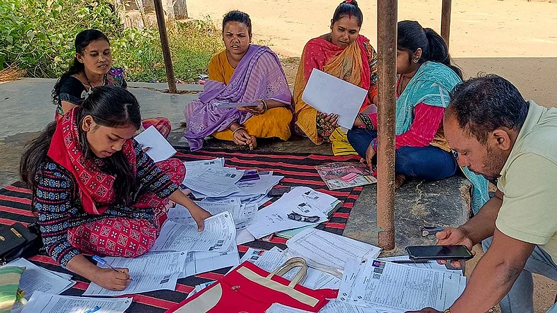 Intellectuals, Lawyers Demand Halt to Electoral Roll ‘Special Intensive Review’