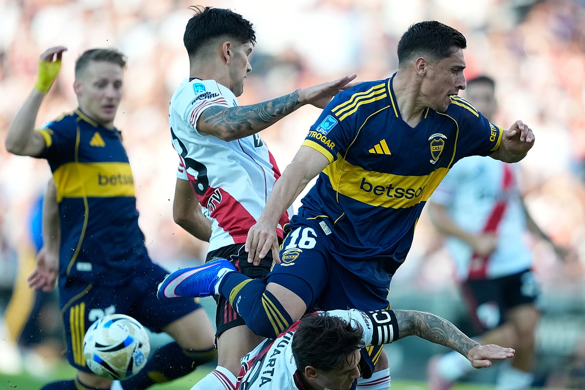 River Plate's Lautaro Rivero, left, and Boca Juniors' Miguel Merentiel vie for the ball during an Argentine soccer league match in Buenos Aires. - Natacha Pisarenko/AP