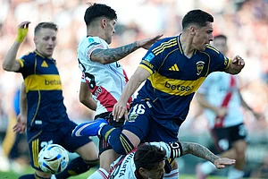 Natacha Pisarenko/AP : River Plate's Lautaro Rivero, left, and Boca Juniors' Miguel Merentiel vie for the ball during an Argentine soccer league match in Buenos Aires.