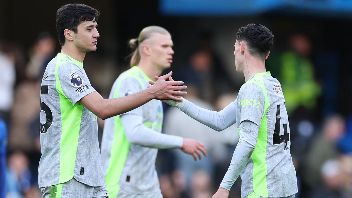 Manchester City's Abdukodir Khusanov, left, and Phil Foden shake hands after the Premier League soccer match between Chelsea and Manchester City in London, Sunday, April 12, 2026. - | Photo: AP/Ian Walton