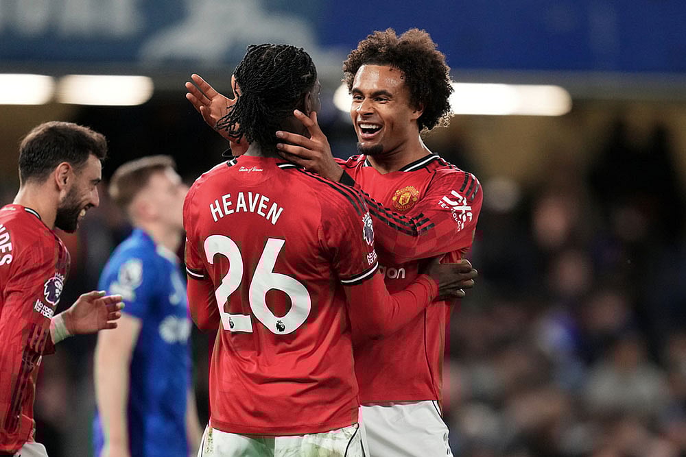 Manchester United's Joshua Zirkzee, right, and Manchester United's Ayden Heaven celebrate at the end of the English Premier League soccer match between Chelsea and Manchester United in London. - | Photo: AP/Kirsty Wigglesworth