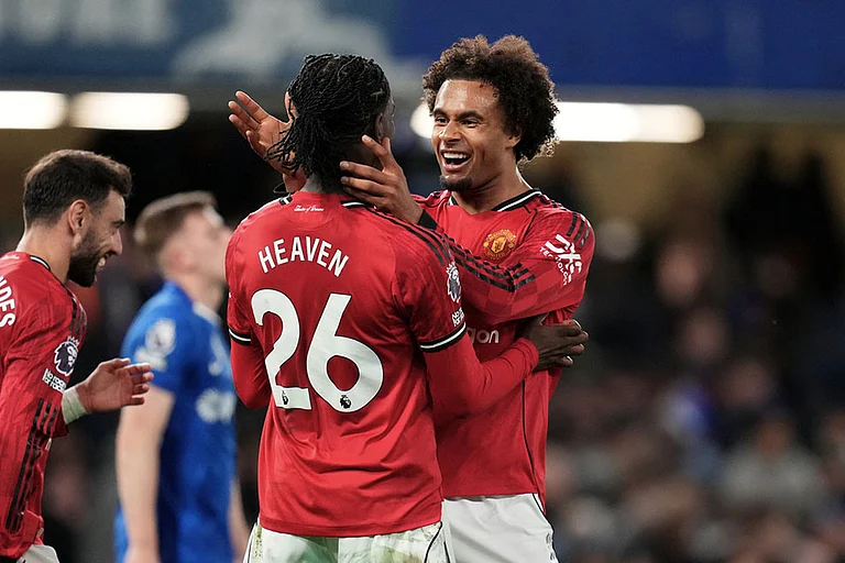 Manchester United's Joshua Zirkzee, right, and Manchester United's Ayden Heaven celebrate at the end of the English Premier League soccer match between Chelsea and Manchester United in London. - | Photo: AP/Kirsty Wigglesworth