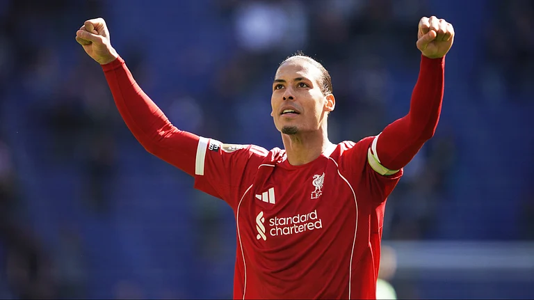 Liverpool's Virgil van Dijk celebrates with fans after the English Premier League soccer match between Everton and Liverpool in Liverpool, England, Sunday, April 19, 2026. - | Photo: AP/Ian Hodgson
