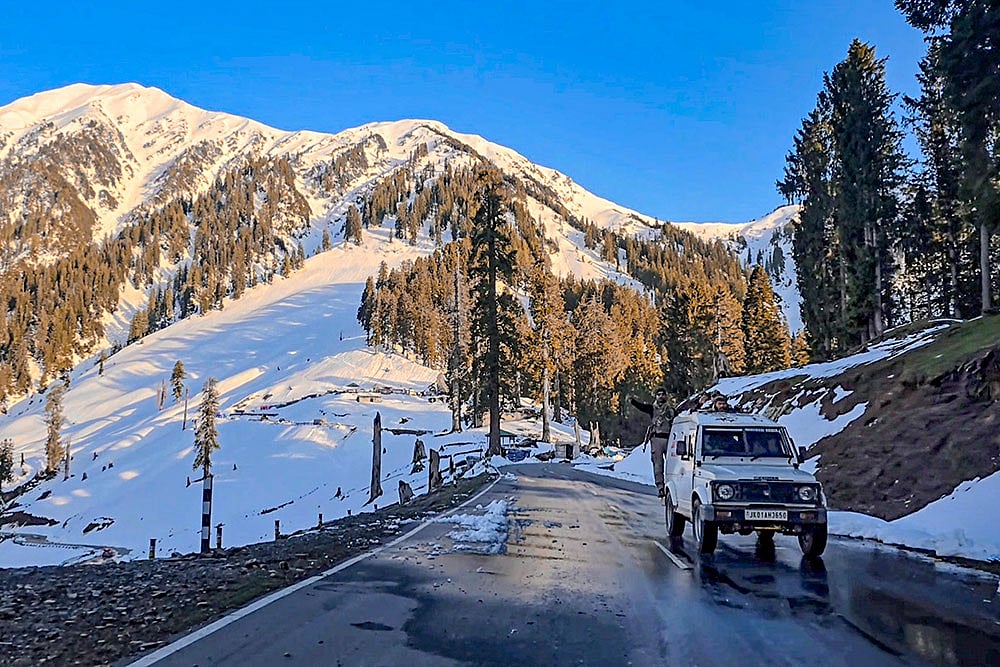 Doda: Snow clearance resumes on Bhaderwah-Chamba road after winter closure