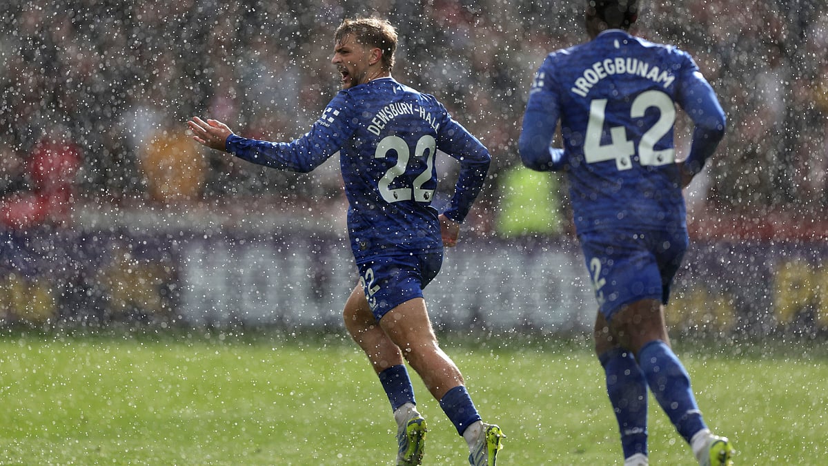 Everton's Kiernan Dewsbury-Hall, left, celebrates scoring his side's second during the English Premier League match between Brentford and Everton, at the Gtech Community Stadium, London, Saturday April 11, 2026.  - | Photo: AP/Steven Paston