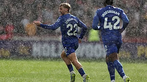 | Photo: AP/Steven Paston : Everton's Kiernan Dewsbury-Hall, left, celebrates scoring his side's second during the English Premier League match between Brentford and Everton, at the Gtech Community Stadium, London, Saturday April 11, 2026.