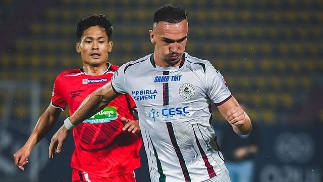 Mohun Bagan's Tom Aldred in action against NorthEast United FC's Lalrinzuala Hauhnar during their Indian Super League match on April 19, 2026. - | Photo: Instagram/indiansuperleague