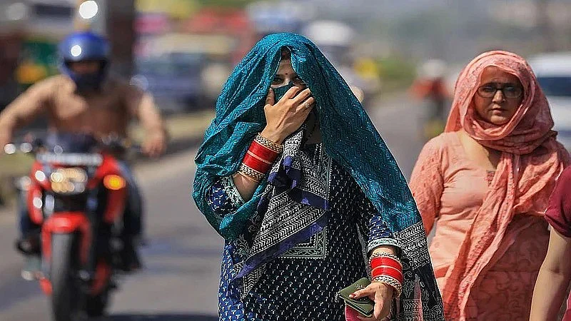 Delhi Heatwave Takes Toll on Pregnant Women in Slums