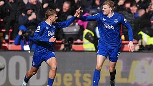 | Photo: AP/John Walton : Everton's Kiernan Dewsbury-Hall (left) celebrates with team-mate Jarrad Branthwaite after scoring his side's second goal during the English Premier League match between Brentford and Everton, at the Gtech Community Stadium, London, Saturday April 11, 2026.