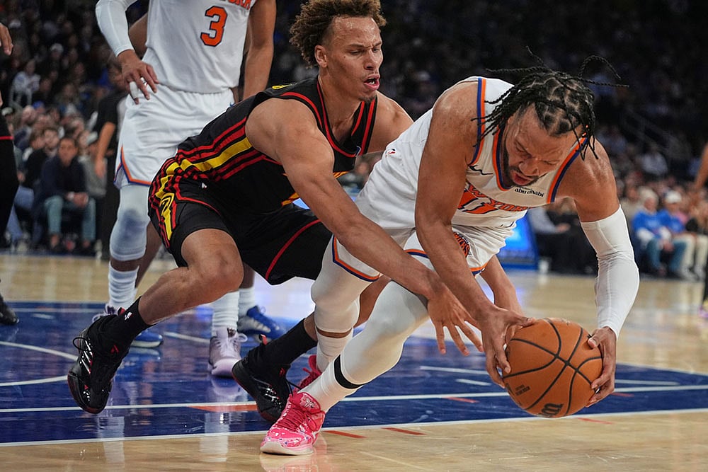 Atlanta Hawks' Dyson Daniels, left, fights for control of the ball with New York Knicks' Jalen Brunson during the second half in Game 1 of a first-round NBA playoffs basketball series in New York. - | Photo: AP/Frank Franklin II