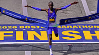 | Photo: AP/Charles Krupa : John Korir, of Kenya, breaks the tape to win the Boston Marathon, Monday, April 20, 2026, in Boston.