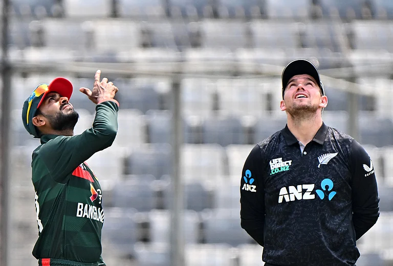 Bangladesh's captain Mehity Hassan Miraz toss the coin as New Zealand's captain Tom Latham looks on during the second one day international cricket match between Bangladesh and New Zealand in Mirpur, Bangladesh. - | Photo: AP/Mosaraf Hossain