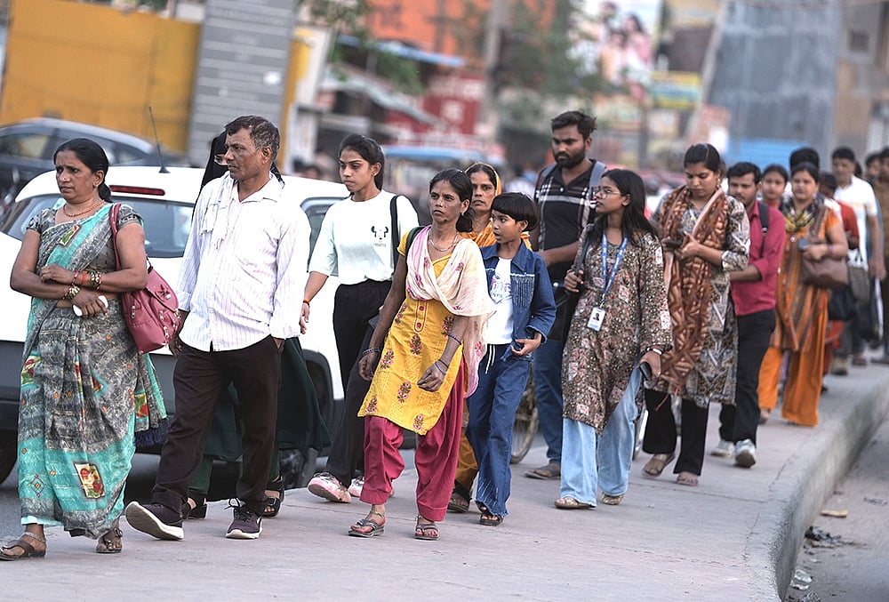 Labours returning back to their home after completing their shifts in the factory at Noida Sec 63 to their houses in Chiarsi village nearbye. - | Photo: Tribhuvan Tiwari/OUTLOOk
