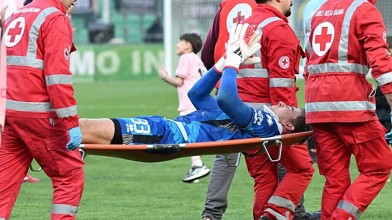 Palermo vs Cesena Serie B 2025-26 Jonathan Klinsmann brutal collision neck injury video