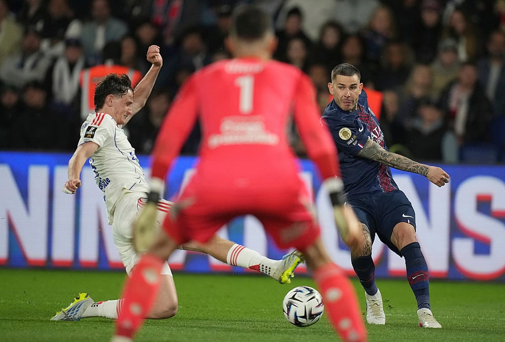 Lyon's Thiago Almada, left, and PSG's Vitinha, right, challenge for the ball during the French League One soccer match between Paris Saint-Germain and Olympique Lyon in Paris, France. - | Photo: AP/Christophe Ena