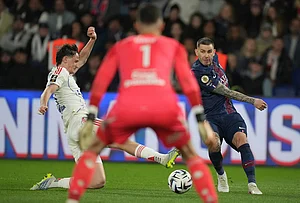 | Photo: AP/Christophe Ena : Lyon's Thiago Almada, left, and PSG's Vitinha, right, challenge for the ball during the French League One soccer match between Paris Saint-Germain and Olympique Lyon in Paris, France.