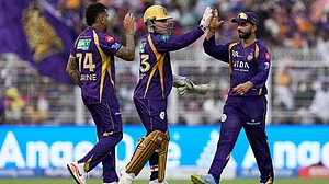 Photo: AP/Bikas Das : Kolkata Knight Riders' Sunil Narine, celebrates with teammate Tim Seifert and captain Ajinkya Rahane the wicket of Rajasthan Royals' Yashasvi Jaiswal during the Indian Premier League cricket match between Kolkata Knight Riders and Rajasthan Royals in Kolkata, India.
