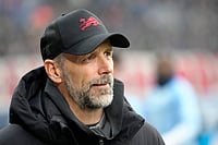 | Photo: AP/Martin Meissner : Leipzig's head coach Marco Rose waits for the start of the German Bundesliga soccer match between VfL Bochum and RB Leipzig in Bochum, Germany, Saturday, Jan. 18, 2025.