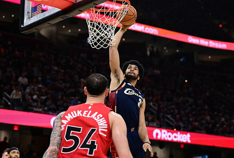 Cleveland Cavaliers center Jarrett Allen dunks over Toronto Raptors forward Sandro Mamukelashvili during the second half in Game 1 of a first-round NBA playoffs basketball series in Cleveland. - | Photo: AP/David Dermer