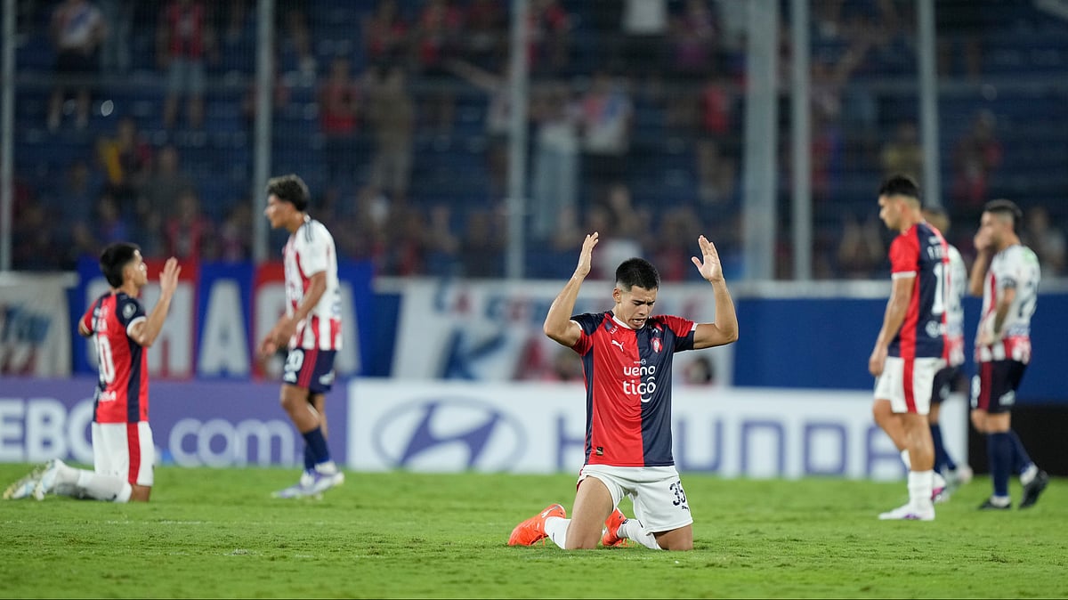Marcelo Chaparro of Paraguay's Cerro Porteño, center, celebrates after defeating Colombia's Junior during a Copa Libertadores Group F soccer match in Asuncion, Paraguay, Tuesday, April 14, 2026.  - | Photo: AP/Jorge Saenz