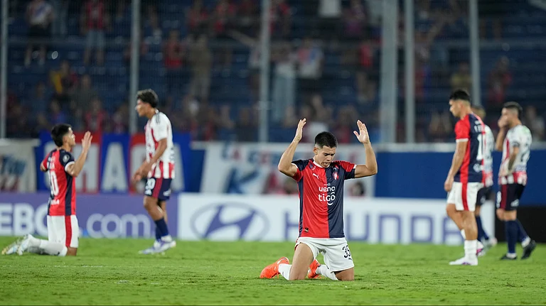 Marcelo Chaparro of Paraguay's Cerro Porteño, center, celebrates after defeating Colombia's Junior during a Copa Libertadores Group F soccer match in Asuncion, Paraguay, Tuesday, April 14, 2026. - | Photo: AP/Jorge Saenz