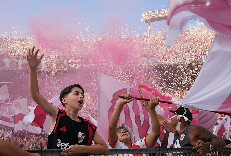 River Plate fans cheer during an Argentine league match between their team and Boca Juniors in Buenos Aires, Argentina. - | Photo: AP/Rodrigo Abd
