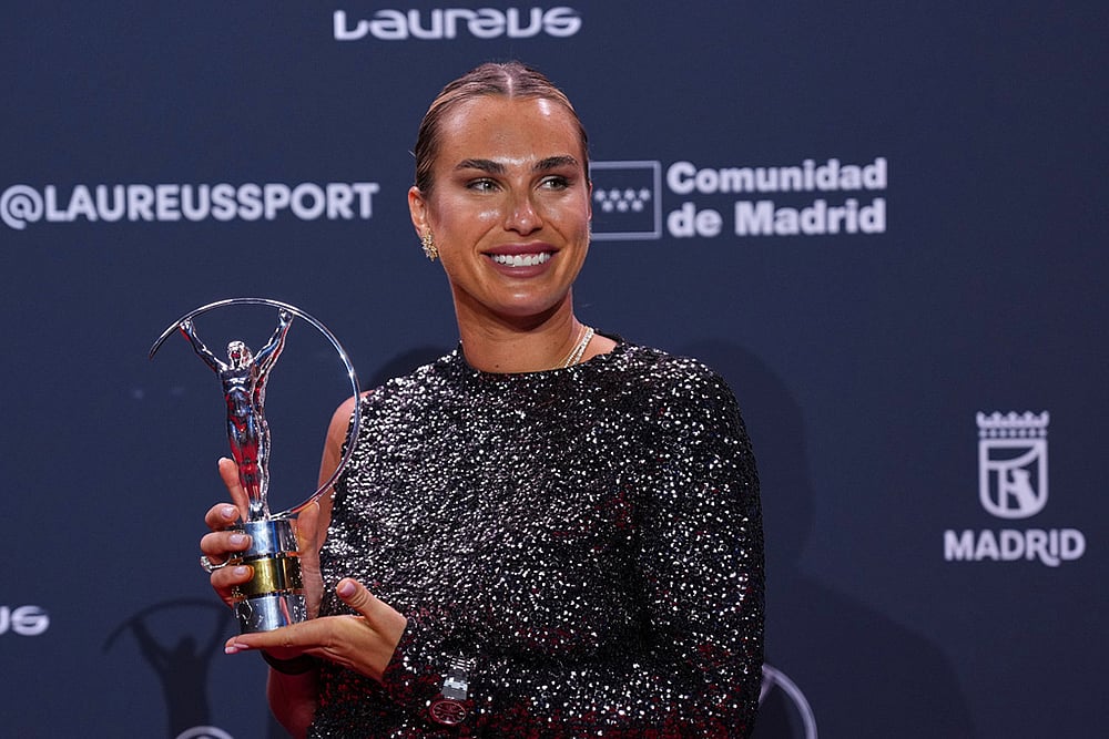 Belarusian tennis player Aryna Sabalenka poses with the award during the 2026 Laureus World Sports Awards ceremony in Madrid, Spain. - | Photo: AP/Manu Fernandez