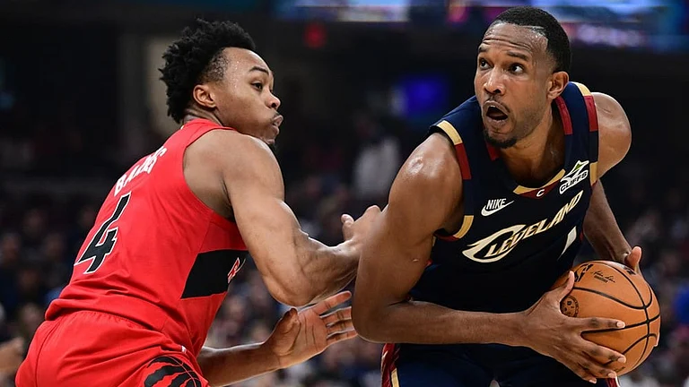 Cleveland Cavaliers center Evan Mobley goes tot he basket against Toronto Raptors forward Scottie Barnes during the second half in Game 1 of a first-round NBA playoffs basketball series, in Cleveland. - | Photo: AP/David Dermer
