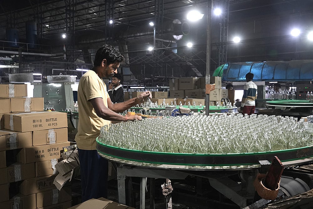 The unorganised glass industry in Firozabad accounts for 70 per cent of the total glass produced in India, as well as the manufacturing of 1,500 tonnes of glass bangles per day, providing direct and indirect employment to an estimated five-seven lakh people, supporting the lives of over 50,000 families. The large-scale industries in Firozabad manufacture products like liquor bottles, perfume bottles, lab apparatus, chandeliers and glass handicrafts. As per industry estimates, goods worth Rs 2,000 crore are exported to different countries, including in some of the war-torn West Asian countries. A large chunk of exports goes to the US.   - | Photo: Tribhuvan Tiwari