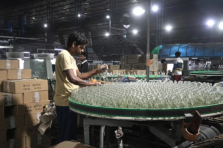 The unorganised glass industry in Firozabad accounts for 70 per cent of the total glass produced in India, as well as the manufacturing of 1,500 tonnes of glass bangles per day, providing direct and indirect employment to an estimated five-seven lakh people, supporting the lives of over 50,000 families. The large-scale industries in Firozabad manufacture products like liquor bottles, perfume bottles, lab apparatus, chandeliers and glass handicrafts. As per industry estimates, goods worth Rs 2,000 crore are exported to different countries, including in some of the war-torn West Asian countries. A large chunk of exports goes to the US. - | Photo: Tribhuvan Tiwari