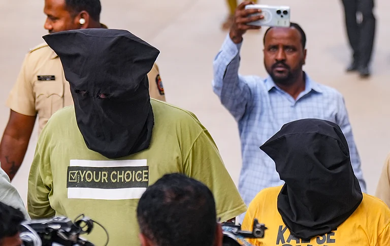 Two accused in the case being taken to the court. - null