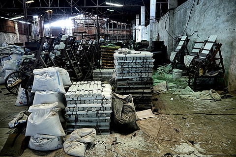 Most industries in Firozabad are deserted. A manager in one industry says: “The reason is, work has come to a complete standstill. There are no labourers inside. The industry players don’t want this fact to come out because then they will have to compensate them.” 