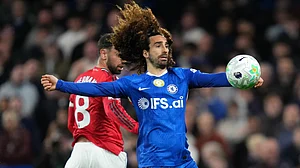 | Photo: AP/Kirsty Wigglesworth : Chelsea's Marc Cucurella, front, and Manchester United's Bruno Fernandes challenge for the ball during the English Premier League soccer match between Chelsea and Manchester United in London, Saturday, April 18, 2026.