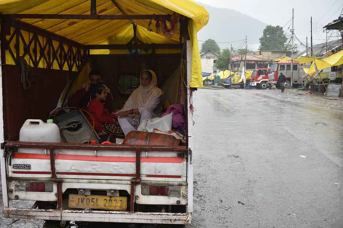 Kashmiri Family leave due to cross border shelling during Operation Sindoor. - Photo By Yasir Iqbal