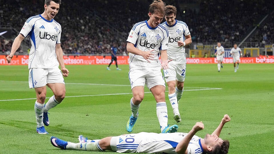 Como players celebrate after scoring a goal against Inter Milan in Coppa Italia 2025-26 semi-final at San Siro.  - Imago
