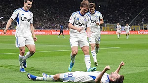 Imago : Como players celebrate after scoring a goal against Inter Milan in Coppa Italia 2025-26 semi-final at San Siro.