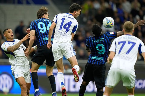 Como's Jacobo Ramon (14) ans Inter Milan's Francesco Pio Esposito goes for header during the Italian Cup, return-leg soccer match between Inter Milan and Como, in Milan, Italy.