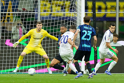 Como's Martin Baturina scores his side's opening goal during the Italian Cup, return-leg soccer match between Inter Milan and Como, in Milan, Italy.