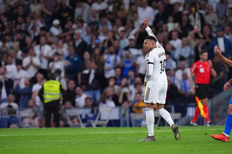 Real Madrid's Kylian Mbappe celebrates after scoringduring a La Liga soccer match between Real Madrid and Alaves in Madrid, Spain. - | Photo: AP/Manu Fernandez