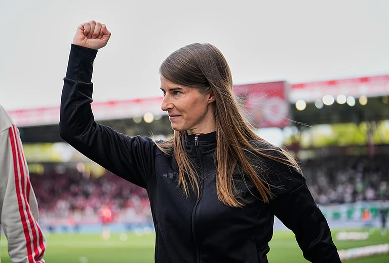 New head coach of German Bundesliga soccer club 1. FC Union Berlin Marie-Louise Eta looks on during the warm up prior to the German Bundesliga soccer match between FC Union Berlin and Wolfsburg in Berlin, Germany, Saturday, April 18, 2026. - | Photo: AP/Ebrahim Noroozi