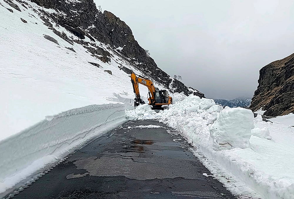 Weather: Snowfall in HPs Kullu district