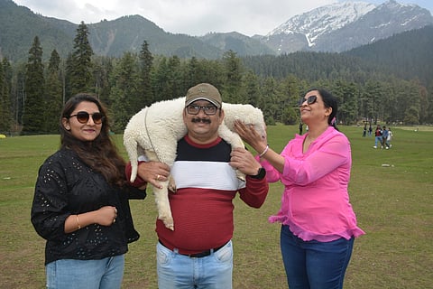 Santosh Jagdale with this wife and daughter in Kashmir
