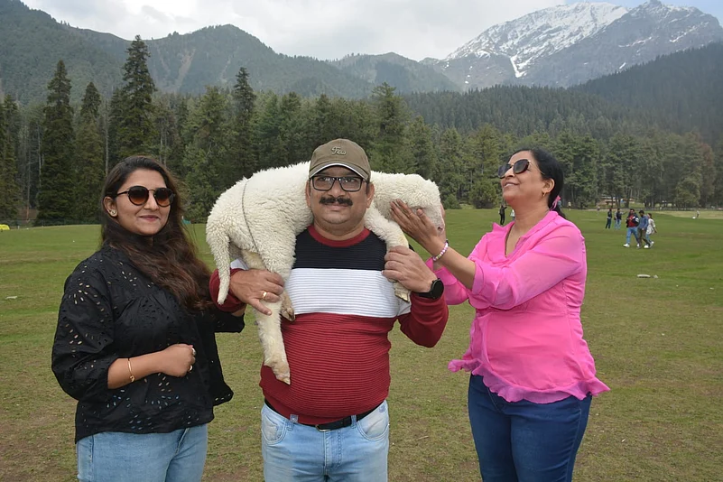 Santosh Jagdale with this wife and daughter in Kashmir