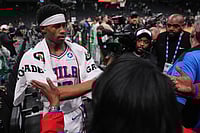 Boston Celtics 97-111 Philadelphia 76ers, NBA 2026 Playoffs: Edgecombe, Maxey Have Big Scoring Nights | Photo: AP/Charles Krupa : Philadelphia 76ers guard Vj Edgecombe is congratulated by fans after defeating the Boston Celtics following Game 2 of a first-round NBA playoffs basketball series in Boston.